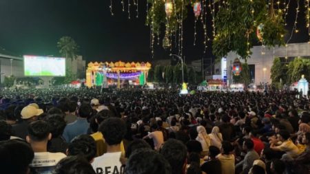 Lautan Manusia Demi Nobar Timnas Indonesia vs Bahrain Di Depan Eks Kantor Gibran