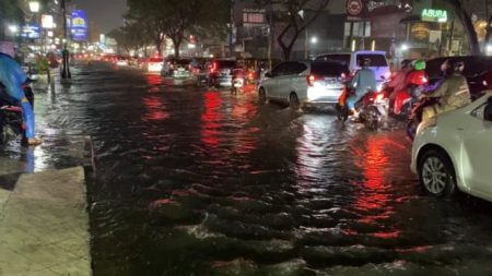 Malam Hari Margonda Depok Dikepung Banjir, Banyak Pengendara Motor Putar Arah