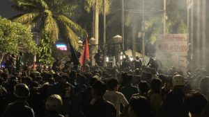 Massa Aksi Tolak Pengesahan Ruu Tni Jebol Pagar Dpr Ri, Polisi Temblahkan Water Cannon