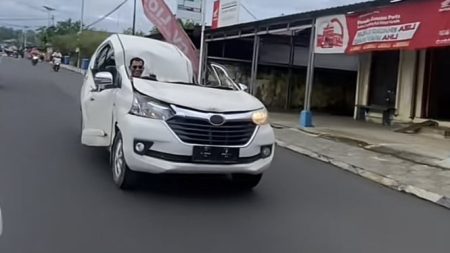 Mobil Zombie, Avanza Hancur Parah Masih Bisa Melaju