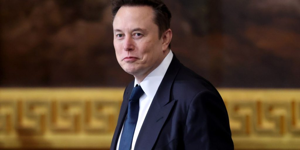 Musk memberi tahu karyawan Tesla yang bertahan setelah 50% terjun