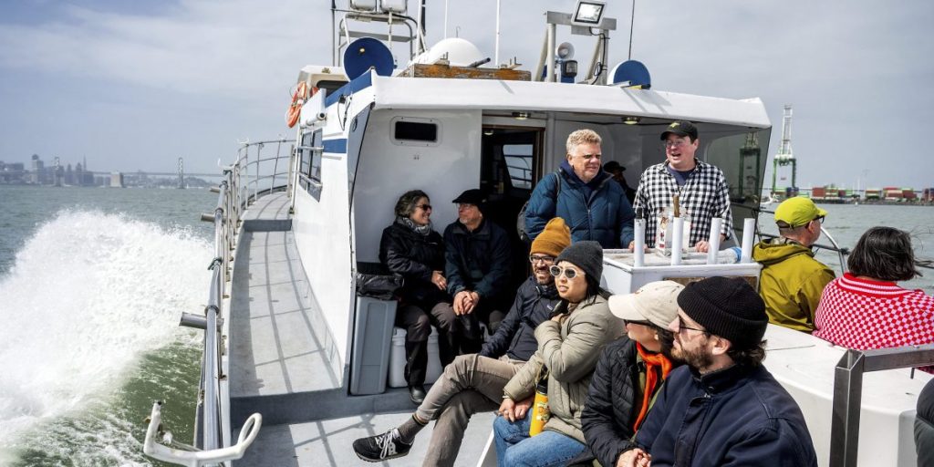 Nelayan salmon California mencari nafkah dari pengamat paus dan penguburan laut karena perikanan ditutup untuk tahun ke -2