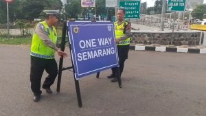 POLDA JATENG BERLAKUN SKEMA ONE WAY SAAT ARUS MUDIK DI TOL SEMARANG, MULAI 27 MARET