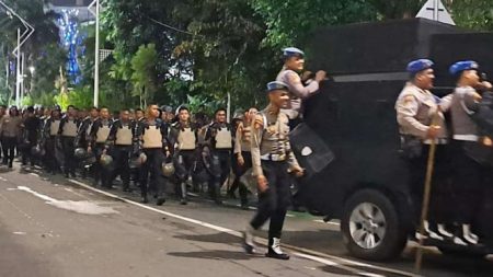 POLISI PUKUL MODUR AKSI DEMO TOLAK RUU TNI, LALU LINTAS DEPAN DPR SUDAH DIBUBA