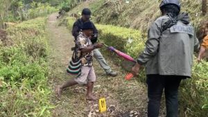 POLRI OLAH TKP PENYERANGAN KE GURU DAN NAKES DI YAHUKIMO PAPUA OLEH KKB