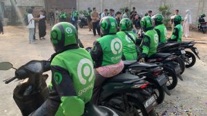 Momen Haru! Pengemudi Ojol Sujud Syukur Usai Terima Bonus Hari Raya Dari GOJEK