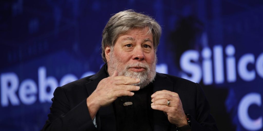 Pendiri Apple Steve Wozniak mengatakan Tesla ‘adalah yang terburuk di dunia’ dalam meningkatkan teknologinya untuk pengemudi