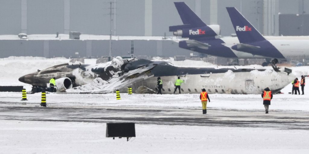 Pesawat delta yang terbalik di landasan pacu Toronto dan terbakar turun dengan kecepatan tinggi, kata laporan awal