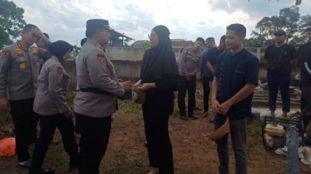 Polri Tawarkan Kakak Briptu Anumerta Ghalib Jadi Polisi