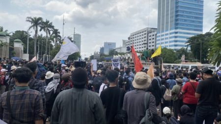 Protes Pengesahan UU TNI, Pendemo Geruduk Gedung DPR