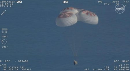 SpaceX Dragon Capsule Sticks Landing Landing saat astronot NASA pulang ke rumah setelah berbulan -bulan terjebak di luar angkasa