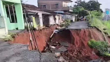 Tanah Longsor Di Tebing Tol Semarang, 16 Orang Mengungsi