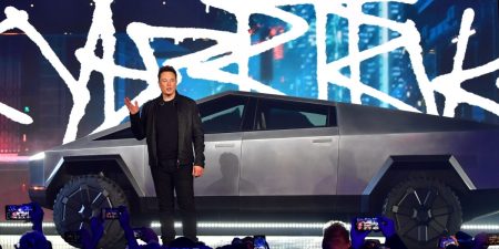 Tesla Elon Musk dilaporkan menghentikan pengiriman cybertruck karena pemilik mengeluh sisi logam jatuh