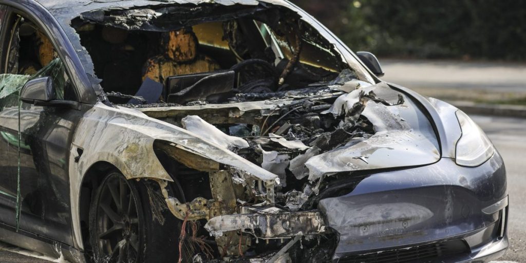 Teslas dibakar di Berlin karena survei menunjukkan orang Jerman meninggalkan mobil Carmaker Elon Musk berbondong -bondong