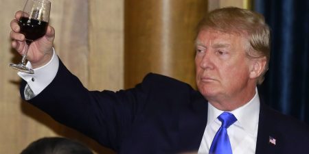 Trump mengancam tarif 200% pada anggur Eropa dan sampanye sehari setelah Eropa menampar pungutan di wiski Amerika