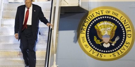 Trump mengatakan dia akan berbicara dengan Putin tentang ‘membagi aset tertentu’ di Ukraina pada hari Selasa