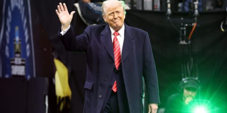 Trump untuk melepaskan status hukum dari 532.000 migran yang tinggal di AS