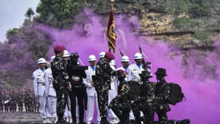 USAI Digembleng Berbulan-Bulan, 320 Prajurit Muda Tni al Dapat Baret Ungu Korps Marinir di Pantai Baruna