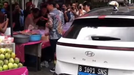 Video Mantan Pelatih Timnas Shin Tae Yong Ikutan Perang Takjil Naik Hyundai Kona Electric