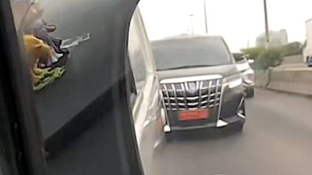 Viral Mobil Halangi Toyota Alphard Berpelat TNI, Dapat Dukungan Warganet