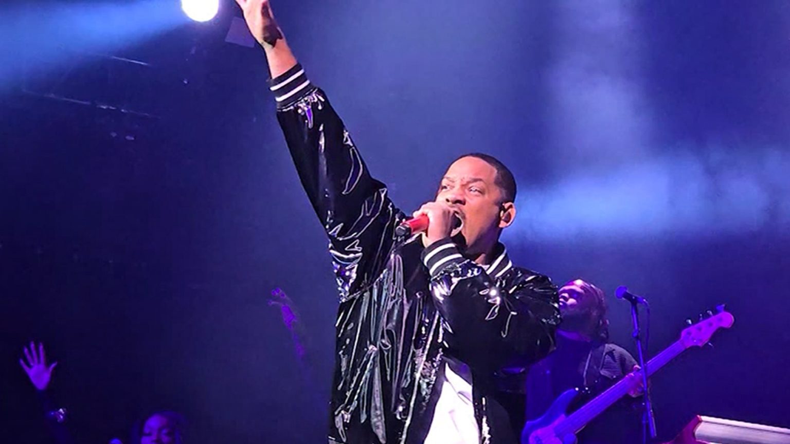 Will Smith Mengambil Panggung Las Vegas dalam Hari Kinerja Emosional Menjelang Drop Album