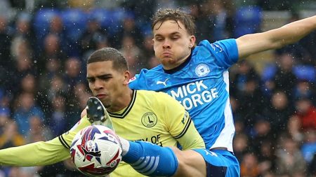 Wrexham memimpin Stockport dalam bentrokan promosi penting! | EFL Live On Sky Sports+