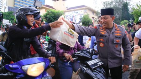 Wujud Kekompakan Kapolri Bareng Wartawan Sabat Ramadan, Bagi-Bagi Takjil Barat Pengendara