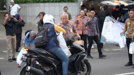 Wujud Kekompakan Kejagung Bareng Wartawan Bagi-Bagi Takjil Di Bulan Ramadan